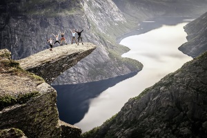 Der Felsvorsprung Trolltunga ist eines der Natur-Highlights bei der Norwegenreise „Fjell und Fjorde für Entdecker“ Quelle: maximka87/shutterstock.com