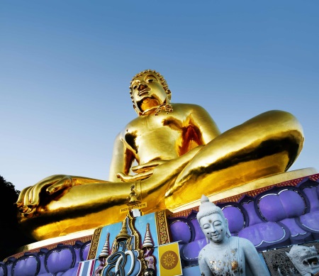 "Typisch thailändisch" von den beeindruckenden Buddha-Figuren bis hin zum leckeren Streetfood ist die neue Südthailandreise von Marco Polo. Quelle: Marco Polo