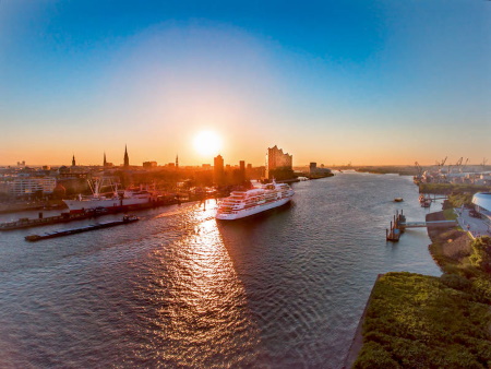 MS EUROPA in Hamburg - Fotocredit: Hapag-Lloyd Cruises/Wyrwa