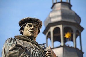 Das bekannte Luther-Denkmal auf dem Marktplatz in Eisleben. Quelle: nhermann-Fotolia.com