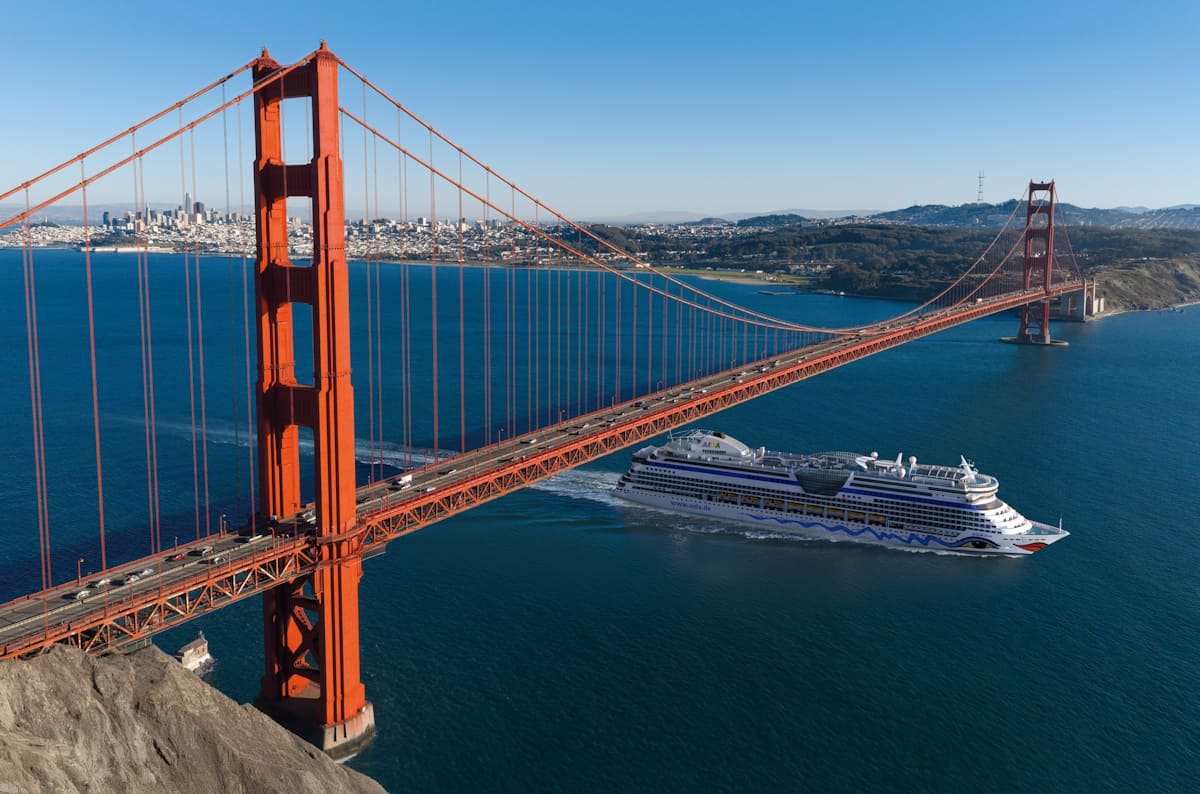 AIDA Kreuzfahrtschiff unter der Golden Gate Bridge