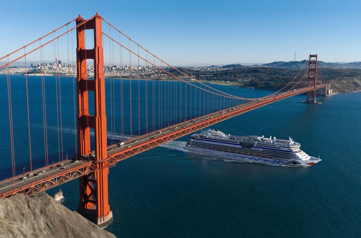 AIDA Kreuzfahrtschiff unter der Golden Gate Bridge