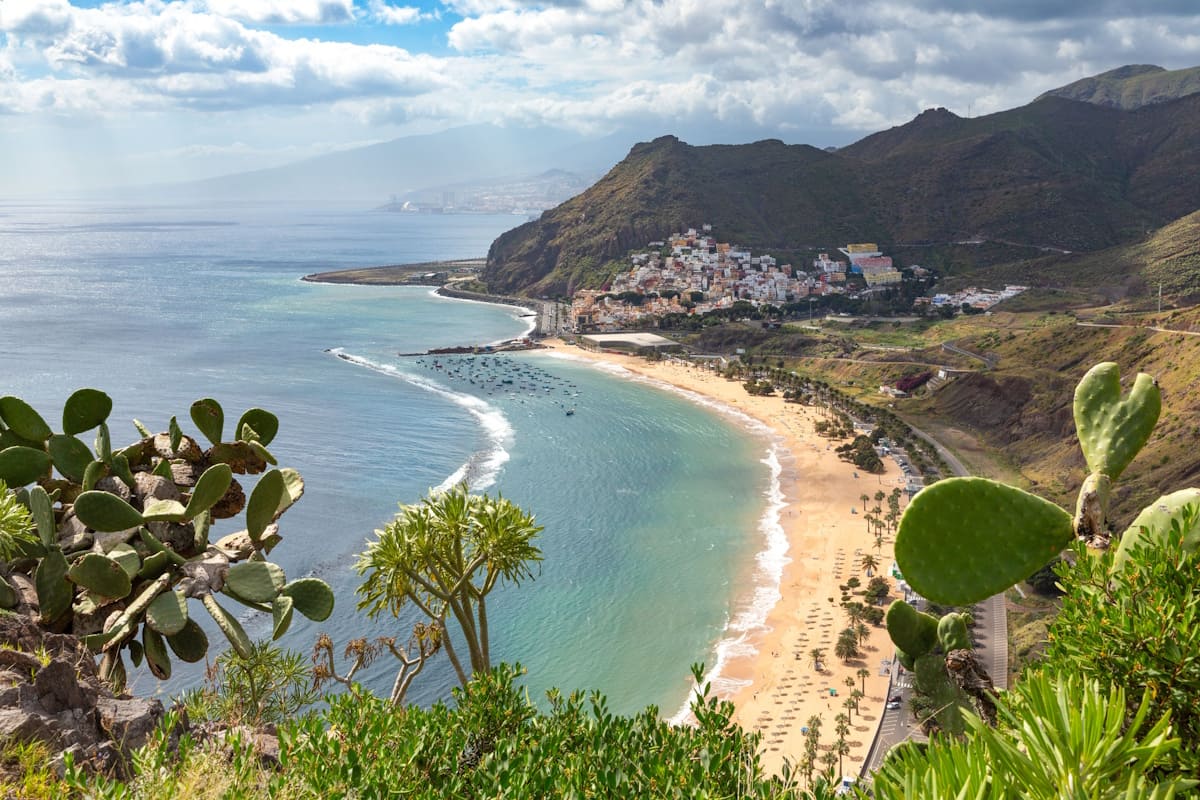 AIDAprima an den Kanarischen Küsten