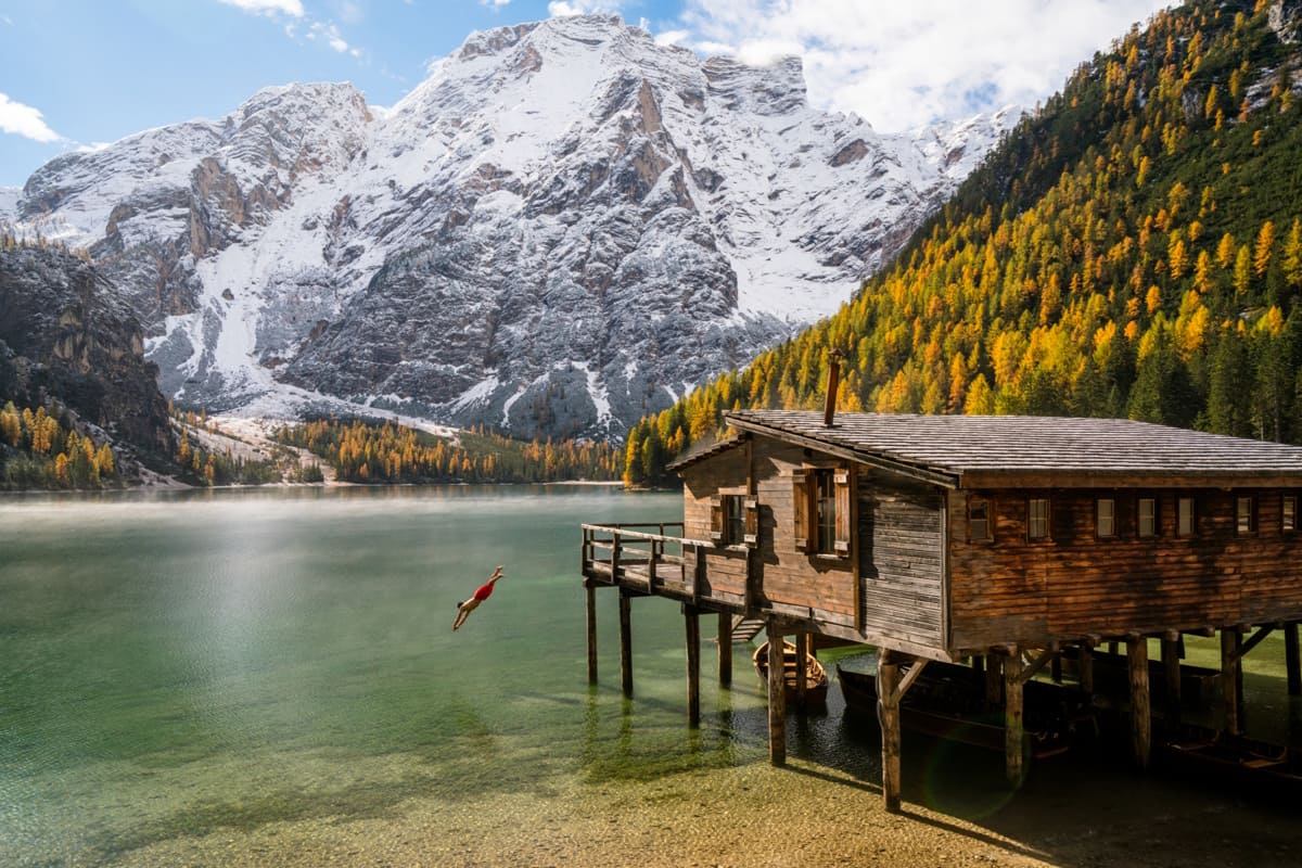 Sprung in das Wasser eines Sees