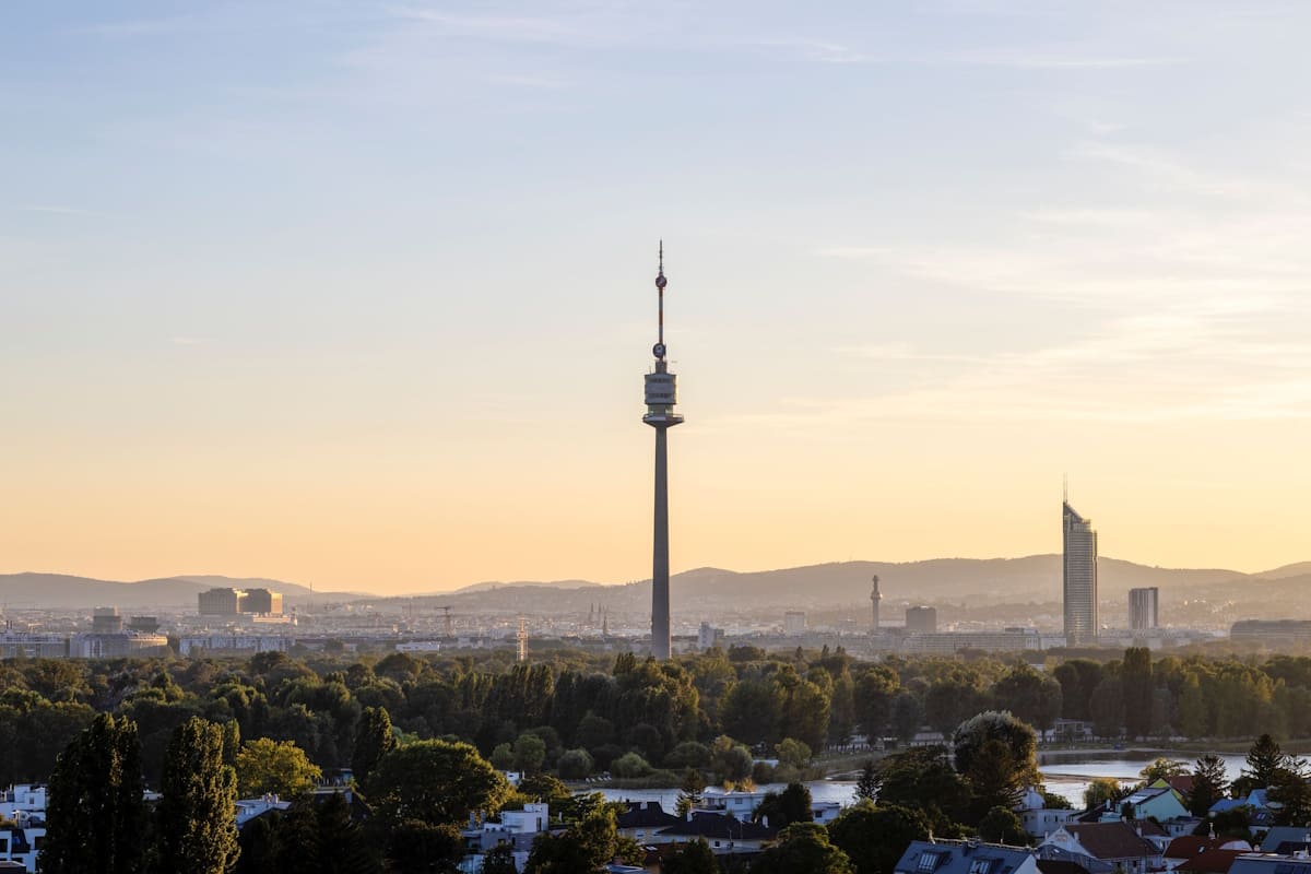 Sicht auf die Stadt Wien mit Fernsehturm