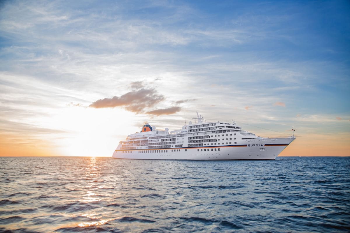 MS EUROPA fährt auf dem Meer