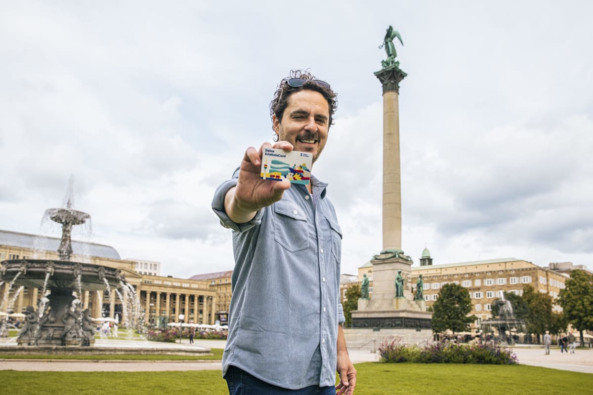 Mann mit ErlebnisCard in der Hand in Stuttgart