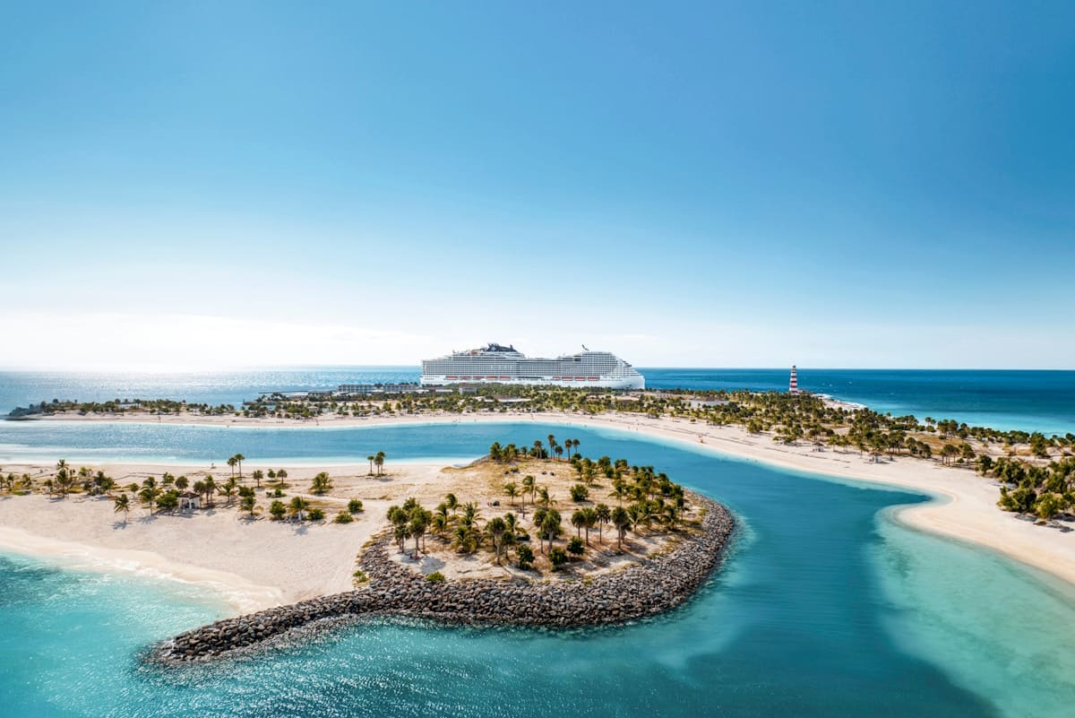 MSC Cruises liegt an einer Palmeninsel