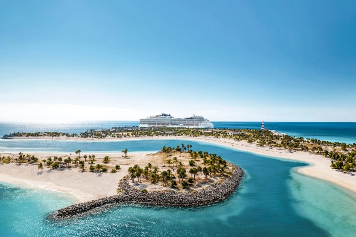 MSC Cruises liegt an einer Palmeninsel