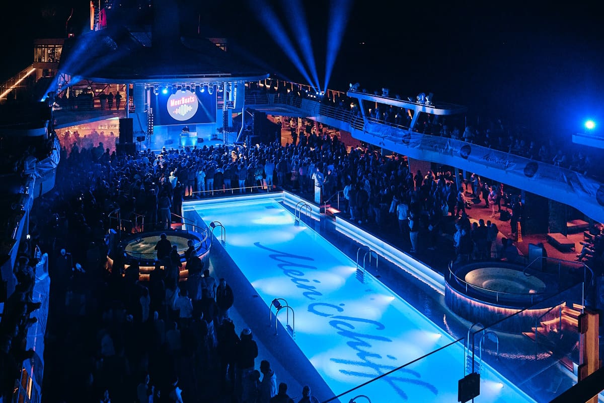 Schiffsdeck von Mein Schiff bei Nacht mit Party