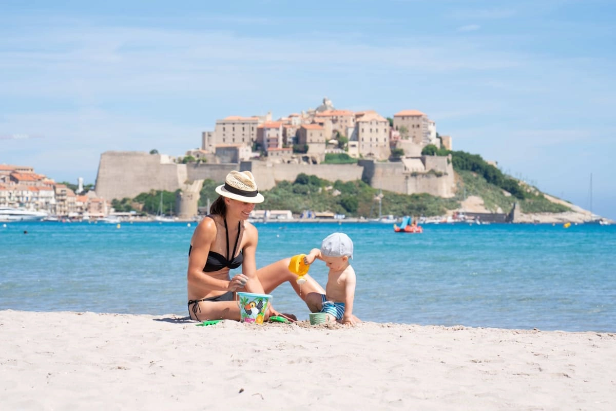 Frau mit Kind am Meer