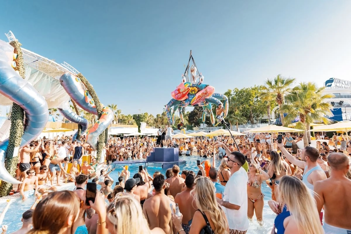 Gäste vom O Beach am Pool