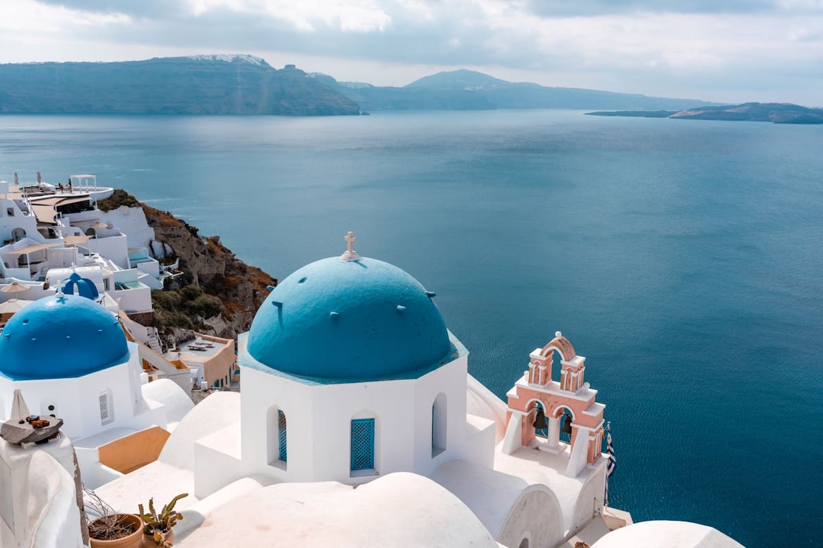 Blaue Dächer von Oia/Santorini in Griechenland