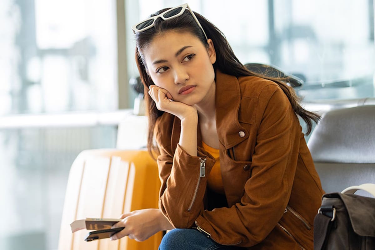 Frau wartet am Flughafen