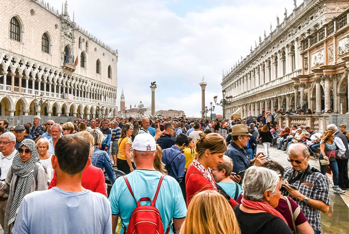 Viele Meschen auf einem Platz in Italien
