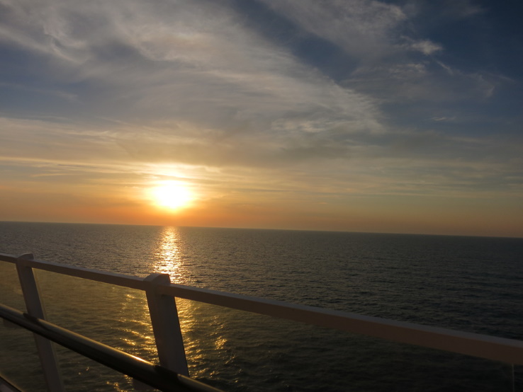 AIDAaura_Mittelmeer_Schiff bei Nacht